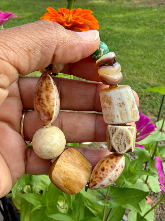 Beige Decorative Shell Beads Bracelet: Naga Conch Shell, Bone & Brass